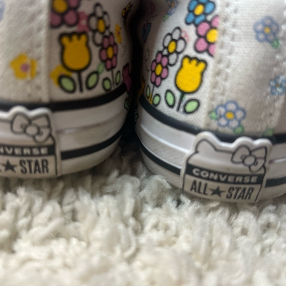 GIRLS HELLO KITTY LIMITED EDITION HIGH TOP CONVERSE SIZE 4 PREOWNED - Picture 7 of 16